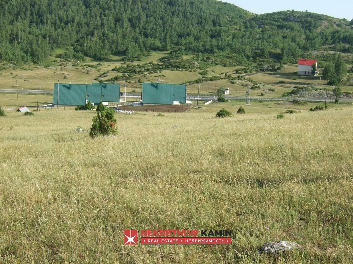 Veliki ravan plac uz magistralu u centru zimskog turizma, Žabljak, Crna Gora
